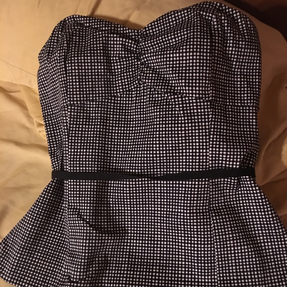Super cute White House Black Market top!